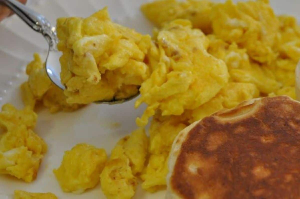 https://www.foodandlifepath.com/wp-content/uploads/2023/03/scrambled-eggs-on-blackstone.jpg
