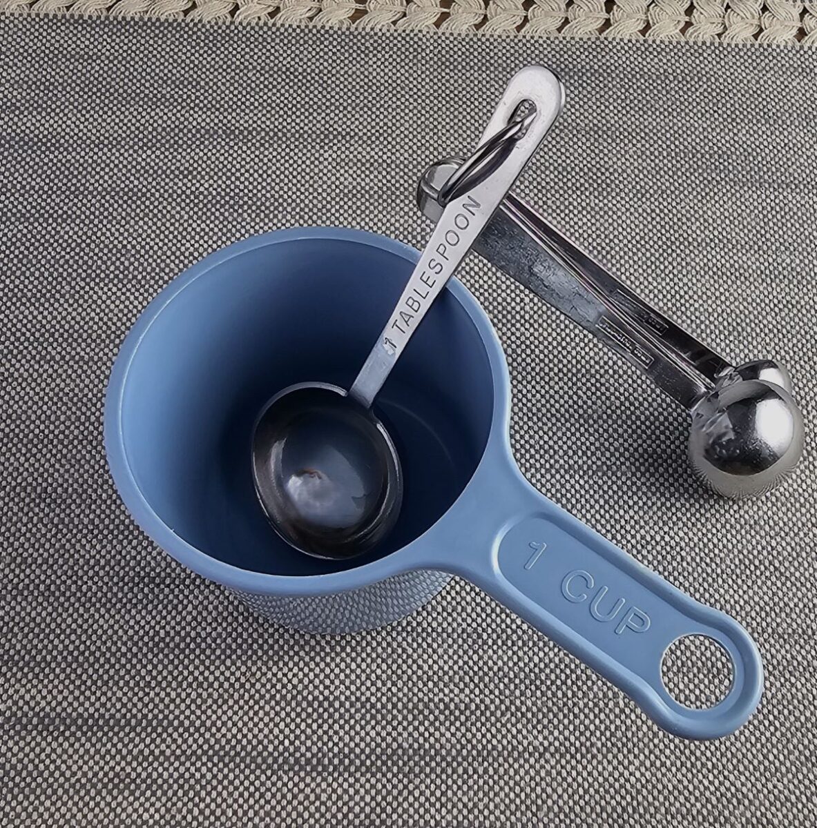 Tablespoon in a blue cup.